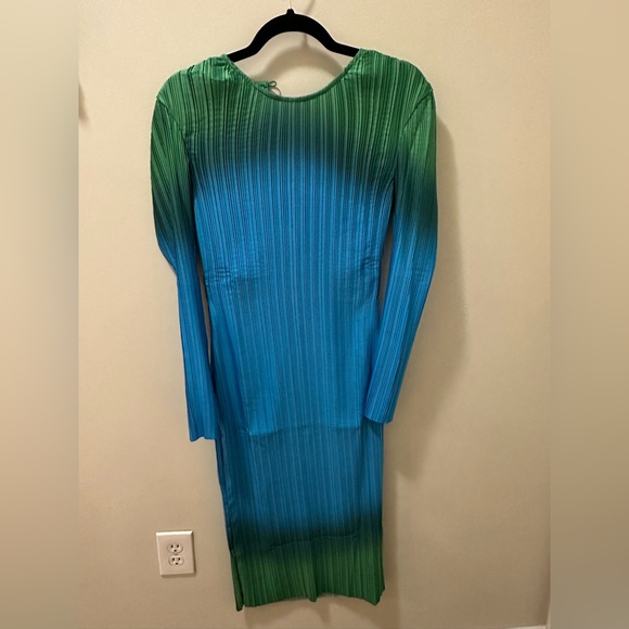 Arthur Apparel Box Pleat Crew Neck Midi - Picture 2 of 6